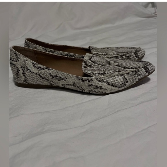 Steve Madden Women”s Feather Pu Upper Flat Shoes Size 7M - Picture 3 of 11